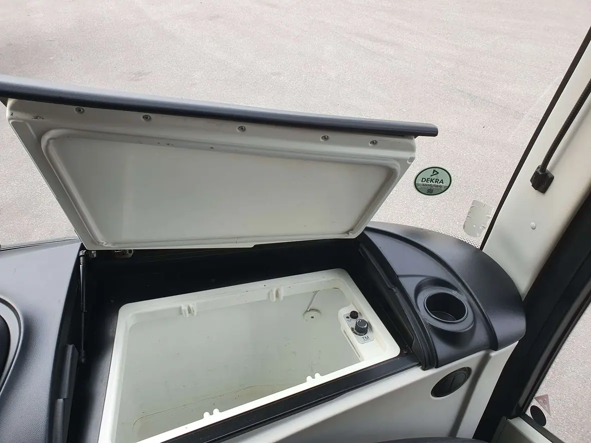 Lednice v palubní kuchyňce bílé Setry 517 HD