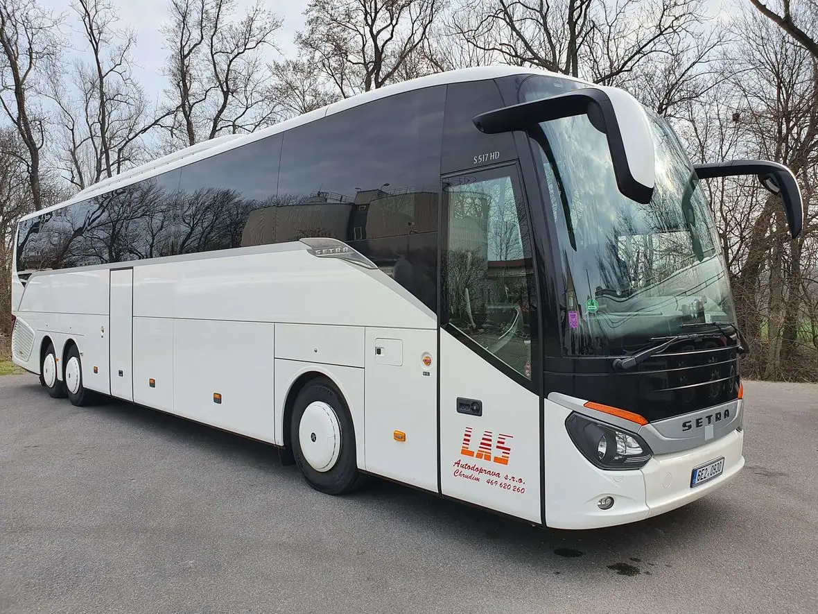 Bílá Setra 517 HD LAS z boku na parkovišti