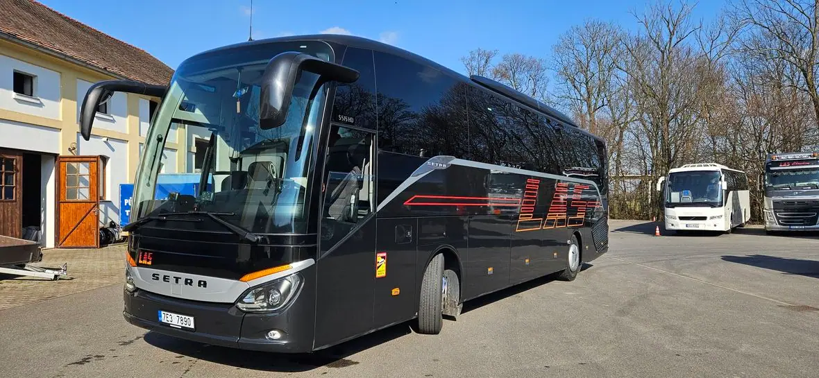Černá Setra 515 HD LAS s logem na boku