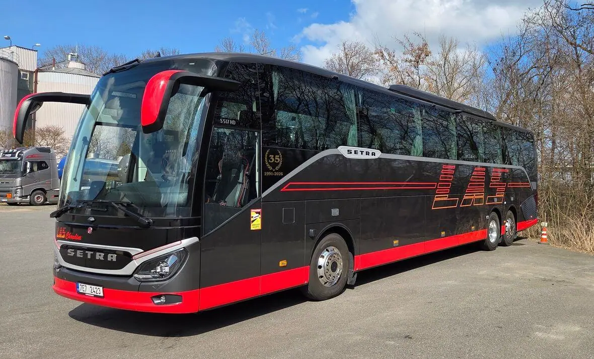 Nová Setra 517 HD v antracitových barvách LAS s červenými pruhy
