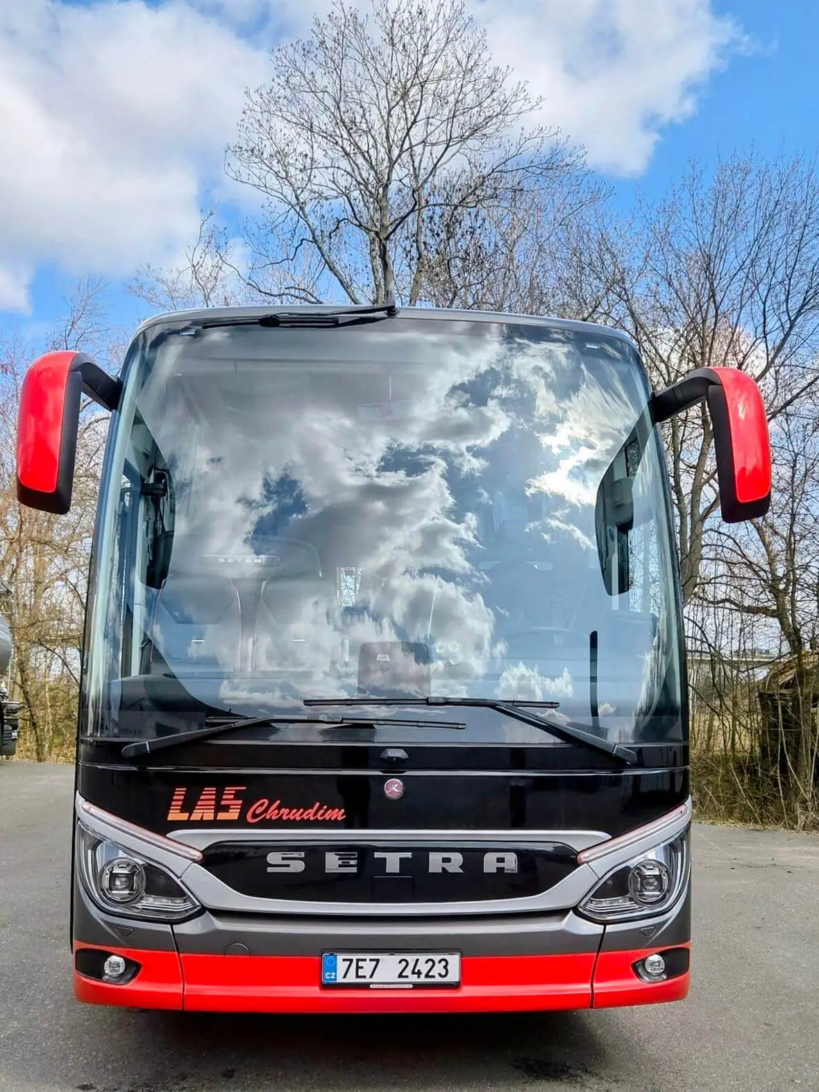 Čelo Setry 517 HD s červenými zrcátky a nápisem LAS Chrudim