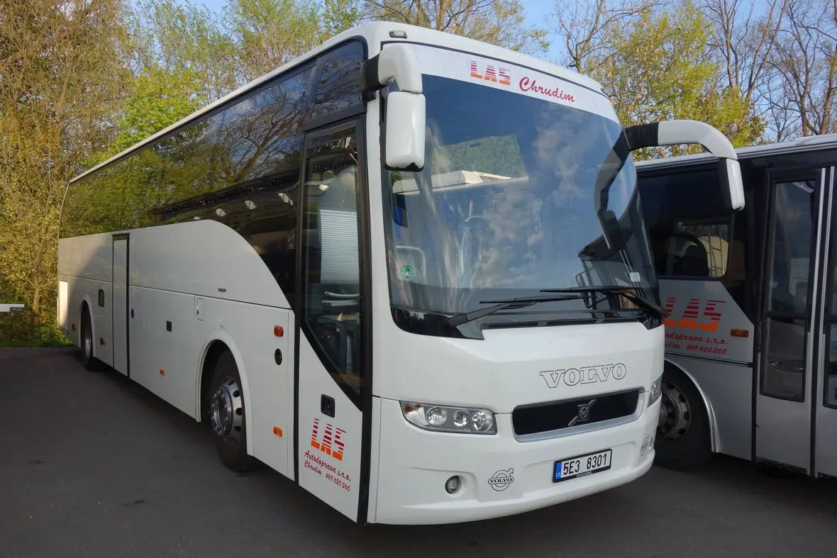 Bílé Volvo 9700 LAS Chrudim zepředu