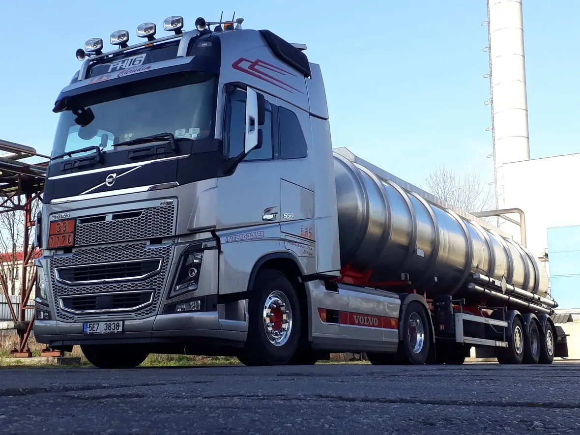 Tahač Volvo LAS s nerezovou cisternou