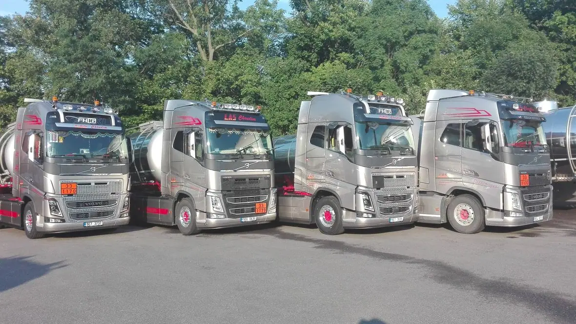 Čtyři tahače Volvo LAS s cisternami vedle sebe