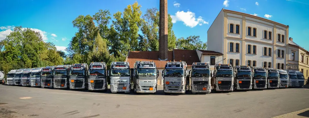 Flotila tahačů LAS před komínem areálu