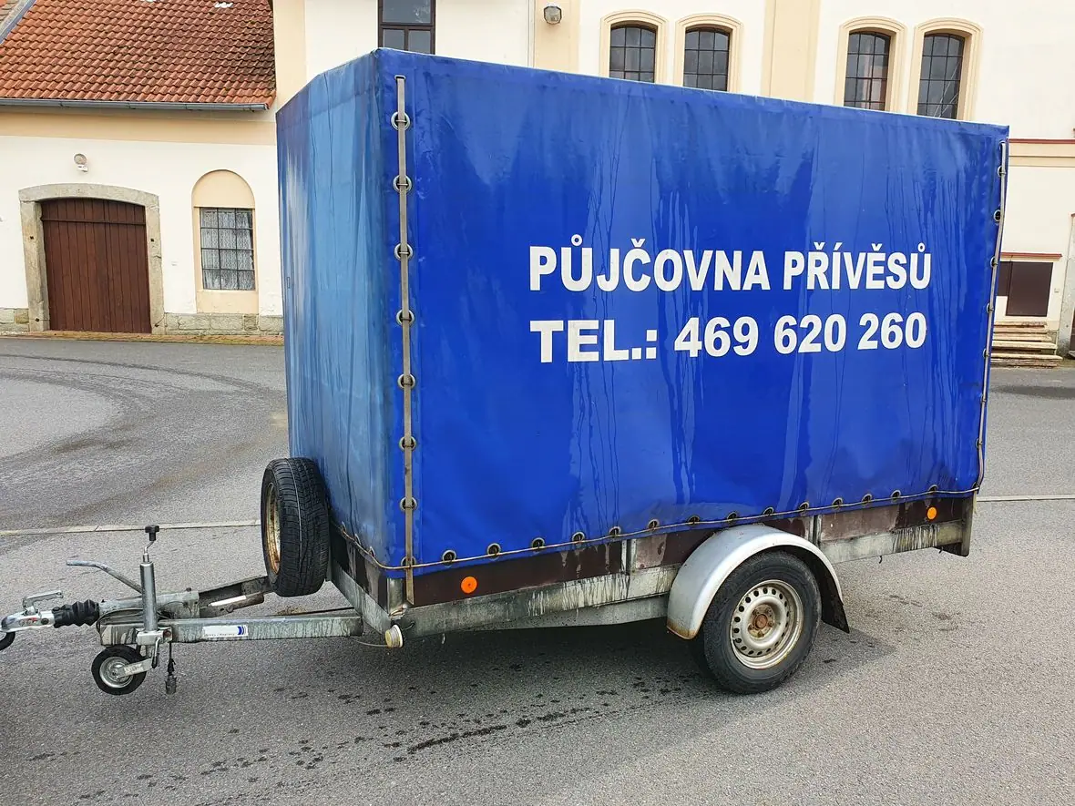 Přívěs č. 2 s modrou plachtou