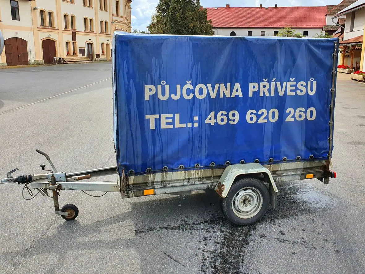 Přívěs č. 3 s modrou plachtou a jednou nápravou